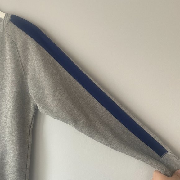 Uniqlo Grey Crewneck Sweatshirt with Blue Stripe Size Small Casual - Picture 4 of 7